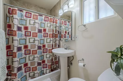 Bath - 915 E Hampton St, Tucson, AZ 85719 photo 1 of 7