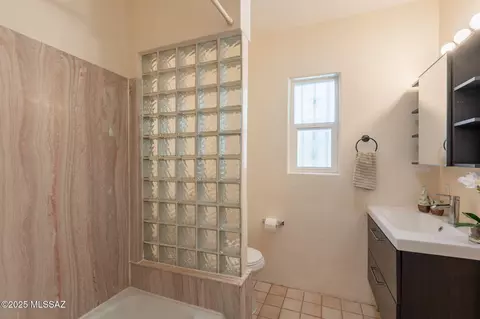 Bath - 915 E Hampton St, Tucson, AZ 85719 photo 6 of 7
