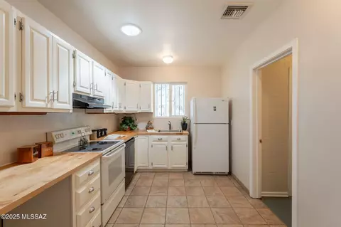 Kitchen - 915 E Hampton St, Tucson, AZ 85719 photo 5 of 7