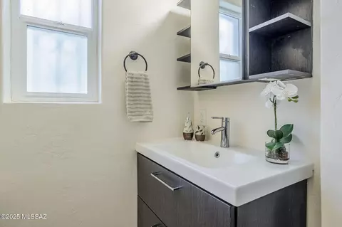 Bath - 915 E Hampton St, Tucson, AZ 85719 photo 4 of 7