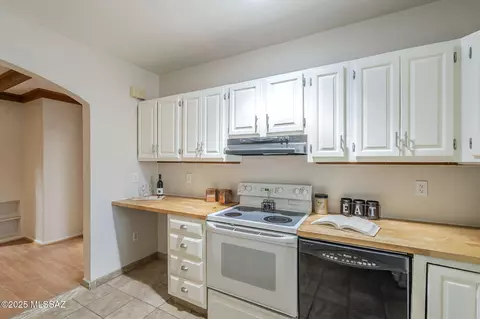 Kitchen - 915 E Hampton St, Tucson, AZ 85719 photo 6 of 7