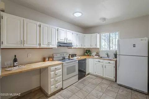 Kitchen - 915 E Hampton St, Tucson, AZ 85719 photo 2 of 7