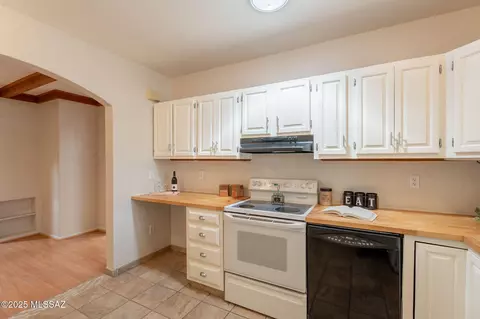 Kitchen - 915 E Hampton St, Tucson, AZ 85719 photo 1 of 7