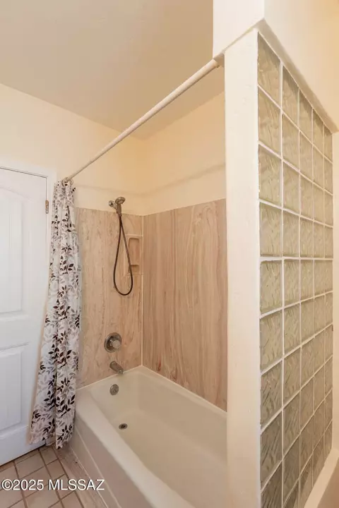Bath - 915 E Hampton St, Tucson, AZ 85719 photo 7 of 7