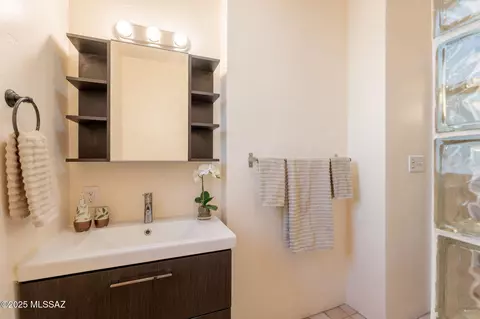 Bath - 915 E Hampton St, Tucson, AZ 85719 photo 5 of 7