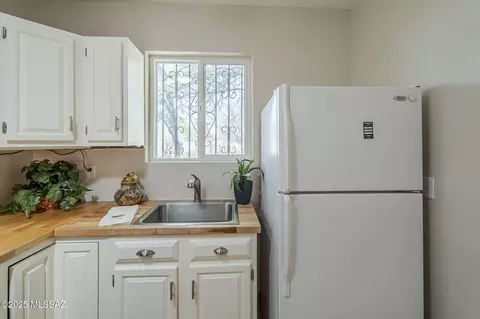 Kitchen - 915 E Hampton St, Tucson, AZ 85719 photo 3 of 7