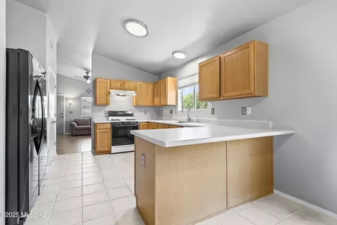 Kitchen - 8807 S Desert Rainbow Dr, Tucson, AZ 85747 photo 4 of 7