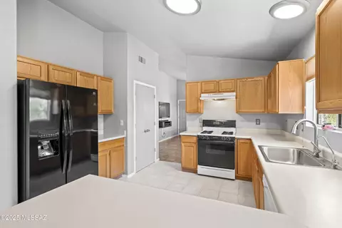 Kitchen - 8807 S Desert Rainbow Dr, Tucson, AZ 85747 photo 6 of 7