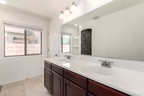 Bath - 4099 E Shadow Branch Dr, Tucson, AZ 85756 photo 1 of 3