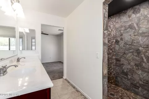 Bath - 4099 E Shadow Branch Dr, Tucson, AZ 85756 photo 3 of 3