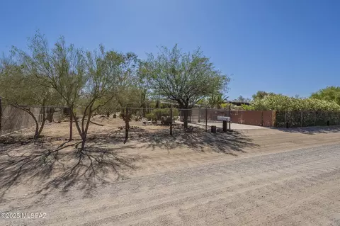 6740 N Taylor Ln, Tucson, AZ 85743