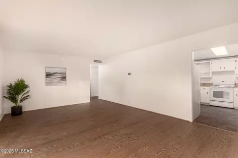 Living - 7267 Eastview Dr, Tucson, AZ 85710 photo 3 of 4
