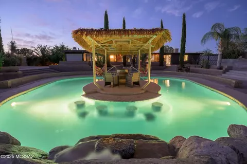 8221 N Emerine Pl, Tucson, AZ 85704