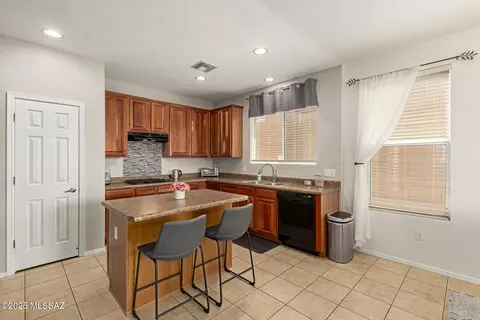 Kitchen - 7952 E Revolution Loop, Tucson, AZ 85730 photo 1 of 5