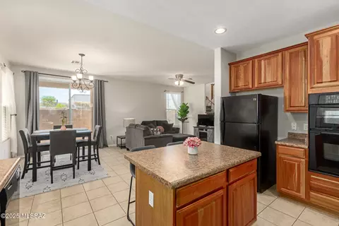 Kitchen - 7952 E Revolution Loop, Tucson, AZ 85730 photo 4 of 5