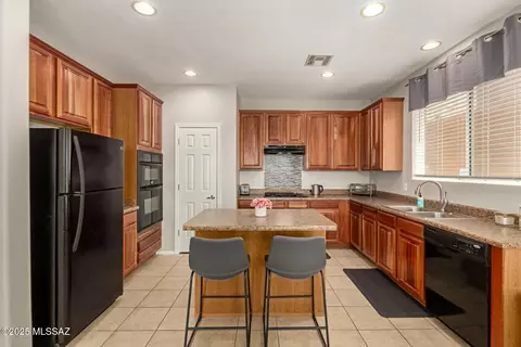 Kitchen - 7952 E Revolution Loop, Tucson, AZ 85730 photo 2 of 5