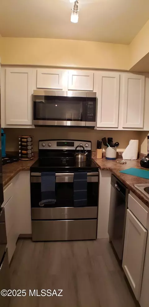 Kitchen - 613 E Jacinto St, Tucson, AZ 85705 photo 5 of 18