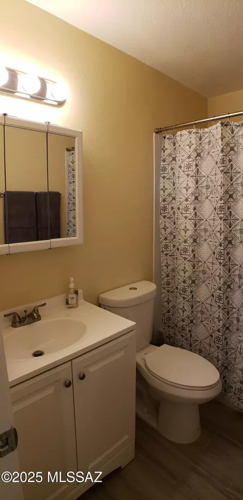 Bath - 613 E Jacinto St, Tucson, AZ 85705 photo 1 of 5