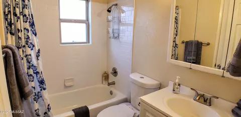 Bath - 613 E Jacinto St, Tucson, AZ 85705 photo 3 of 5