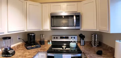 Kitchen - 613 E Jacinto St, Tucson, AZ 85705 photo 12 of 18