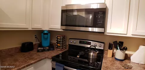Kitchen - 613 E Jacinto St, Tucson, AZ 85705 photo 3 of 18