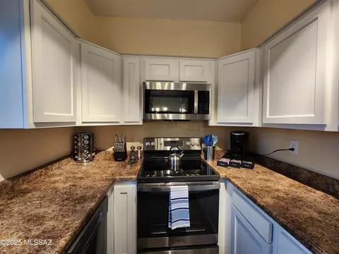 Kitchen - 627 E Jacinto St, Tucson, AZ 85705 photo 10 of 11