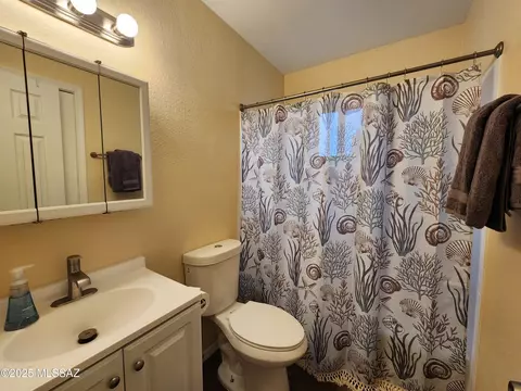 Bath - 627 E Jacinto St, Tucson, AZ 85705 photo 3 of 3