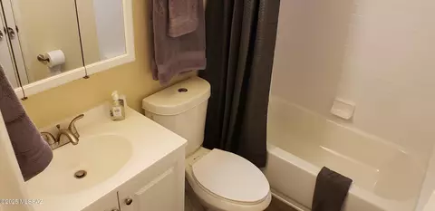 Bath - 627 E Jacinto St, Tucson, AZ 85705 photo 1 of 3