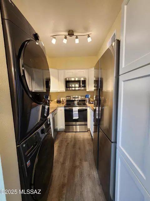 Kitchen - 627 E Jacinto St, Tucson, AZ 85705 photo 9 of 11