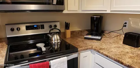 Kitchen - 627 E Jacinto St, Tucson, AZ 85705 photo 4 of 11