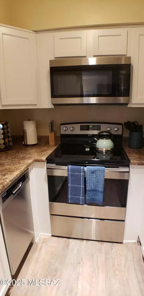 Kitchen - 627 E Jacinto St, Tucson, AZ 85705 photo 6 of 11