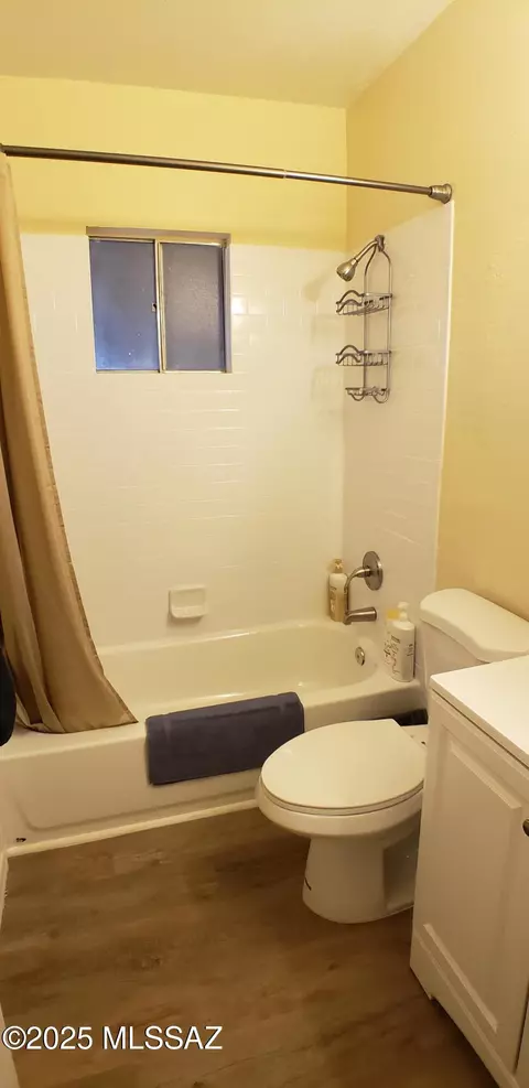 Bath - 627 E Jacinto St, Tucson, AZ 85705 photo 2 of 3