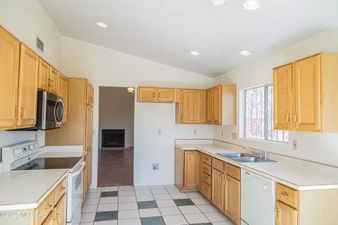 Kitchen - 10285 Emily Dr, Tucson, AZ 85730 photo 2 of 2