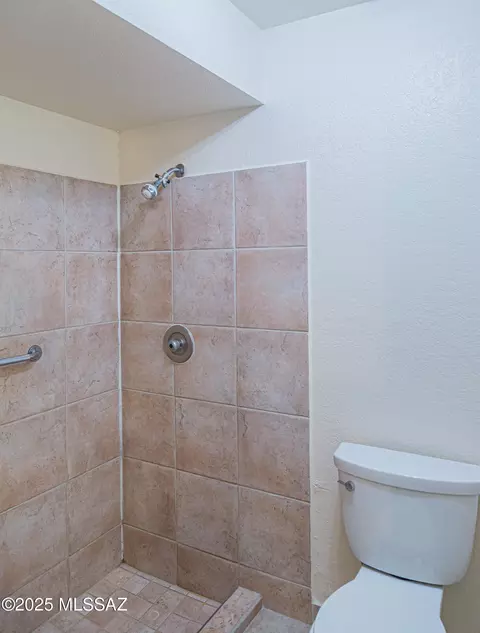 Bath - 10285 Emily Dr, Tucson, AZ 85730 photo 3 of 3