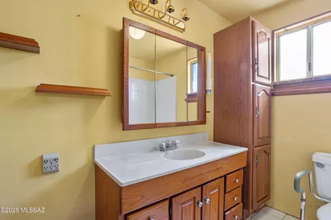 Bath - 142 W Borrego St, Tucson, AZ 85706 photo 1 of 3