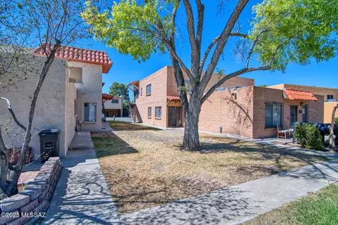 1961 N Camino Serna #D, Tucson, AZ 85715