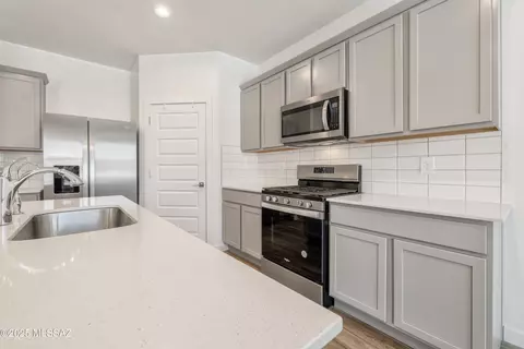 Kitchen - 12785 E Russo Dr, Vail, AZ 85641 photo 2 of 3