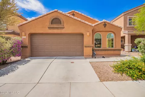 8751 N Black Pine Dr, Tucson, AZ 85743