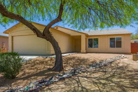 8876 E Apache Well Pl, Tucson, AZ 85730
