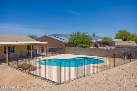 Exterior - 8876 E Apache Well Pl, Tucson, AZ 85730 photo 6 of 7