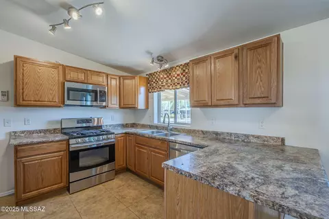 7402 Eli Dr, Tucson, AZ 85710 photo 2