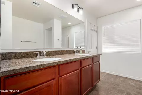 Bath - 4112 E Shadow Branch Dr, Tucson, AZ 85756 photo 1 of 4