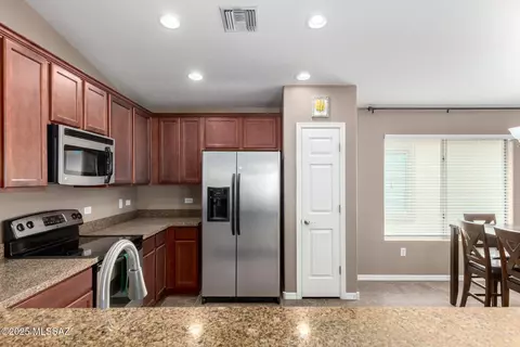 Kitchen - 4112 E Shadow Branch Dr, Tucson, AZ 85756 photo 4 of 4