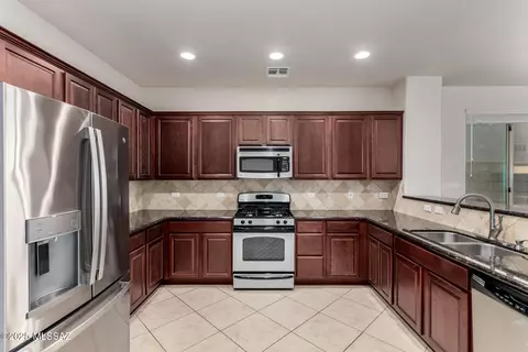 Kitchen - 10377 S High Bluff Dr, Vail, AZ 85641 photo 4 of 4