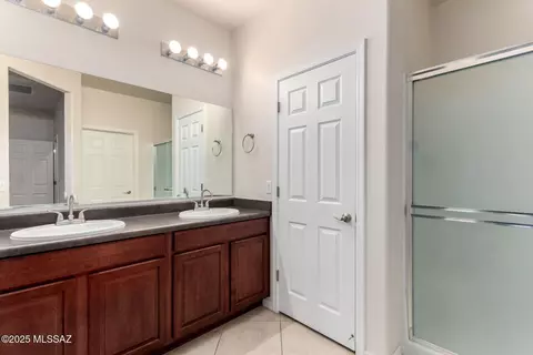 Bath - 10377 S High Bluff Dr, Vail, AZ 85641 photo 1 of 1