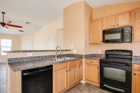 Kitchen - 8068 S Nautilus Dr, Tucson, AZ 85756 photo 4 of 4