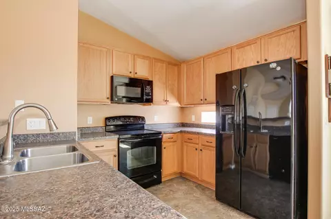 Kitchen - 8068 S Nautilus Dr, Tucson, AZ 85756 photo 3 of 4