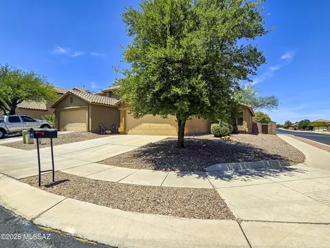744 W Cholla Crest Dr, Green Valley, AZ 85614