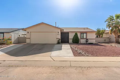5831 N Moonbrook Rd, Tucson, AZ 85741