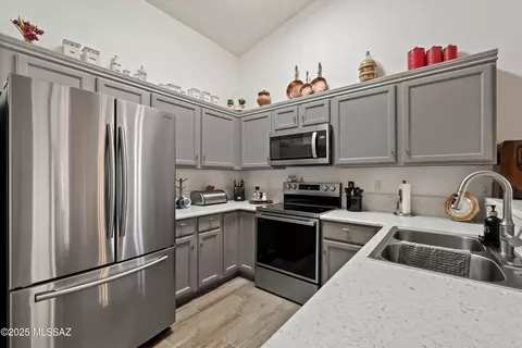 Kitchen - 9586 E Paseo San Bernardo, Tucson, AZ 85747 photo 3 of 4